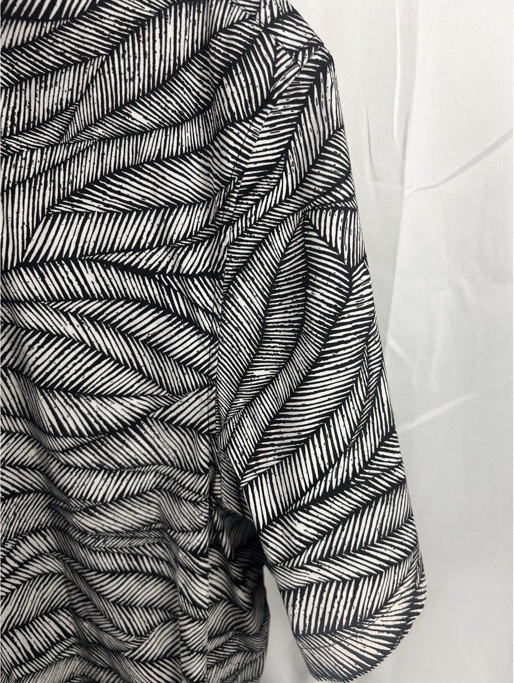 Calvin Klein XL Black and White Leaf Pattern Button-Up Shirt